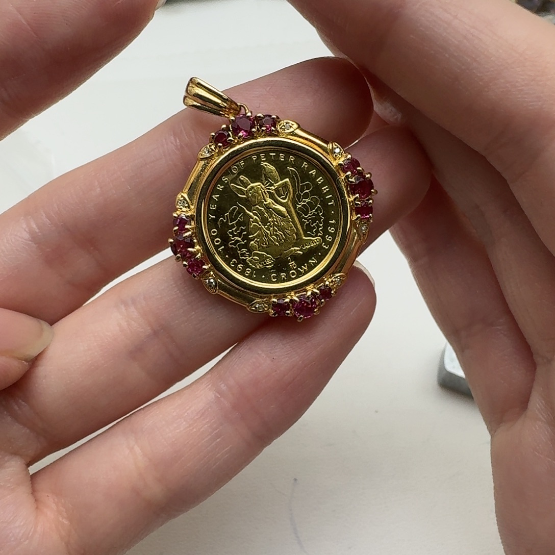 颈饰红宝石未镶嵌