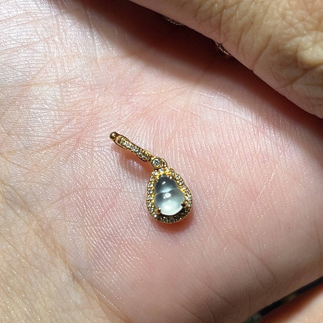 魔***豆翡翠18K金镶嵌颈饰