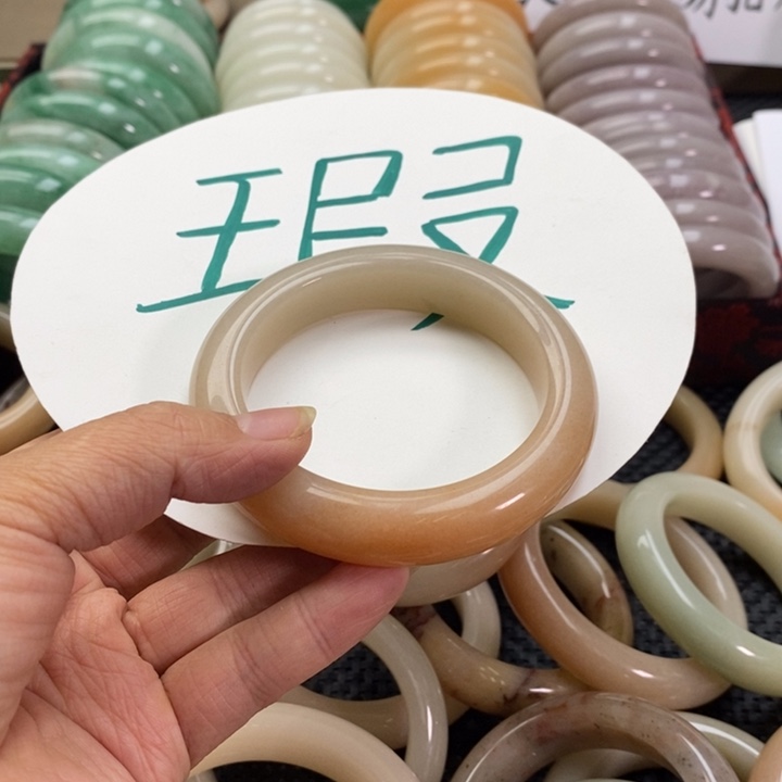 幸***天石英质玉未镶嵌手镯