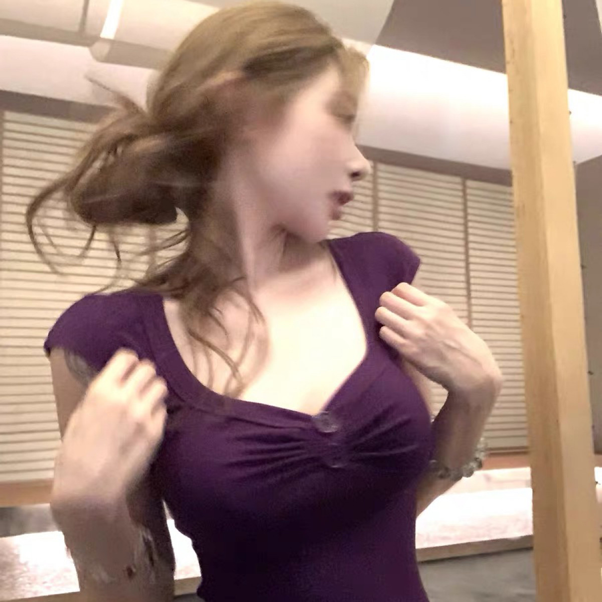 （海狮）美貌因子 纯欲大领口修身短款T恤女小个子辣妹黑色短袖