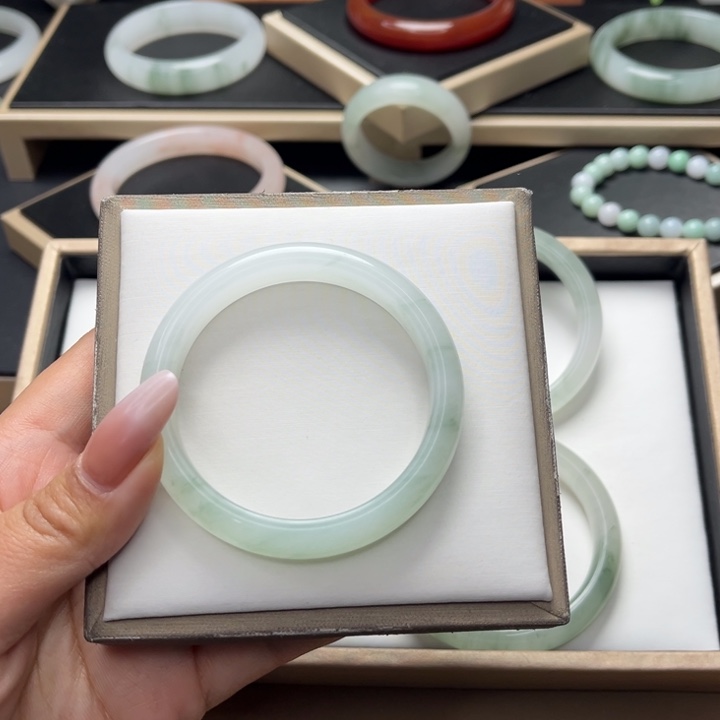 石英质玉手镯未镶嵌小**.