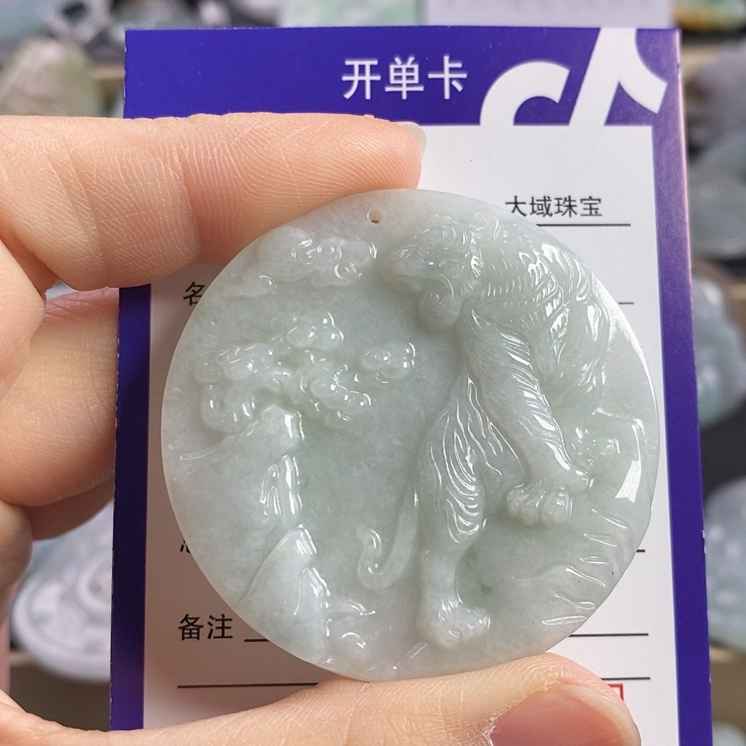翡翠颈饰未镶嵌虎牌