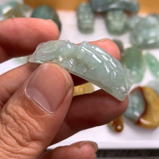 翡翠颈饰未镶嵌?****?翡翠