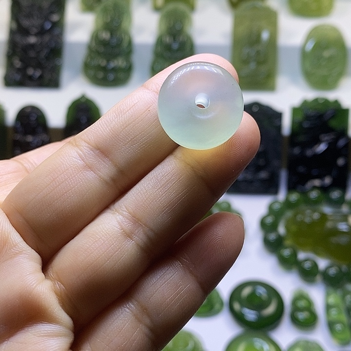 蛇纹石玉颈饰未镶嵌