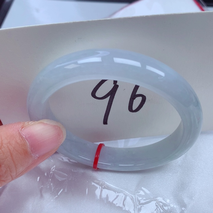 翡翠手镯未镶嵌翡翠