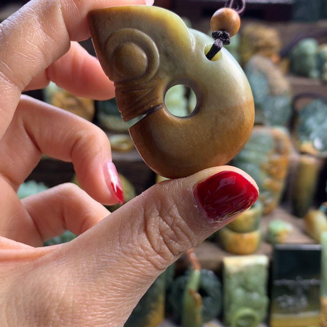 岫岩河磨玉（透闪石质玉）挂件未镶嵌墨*