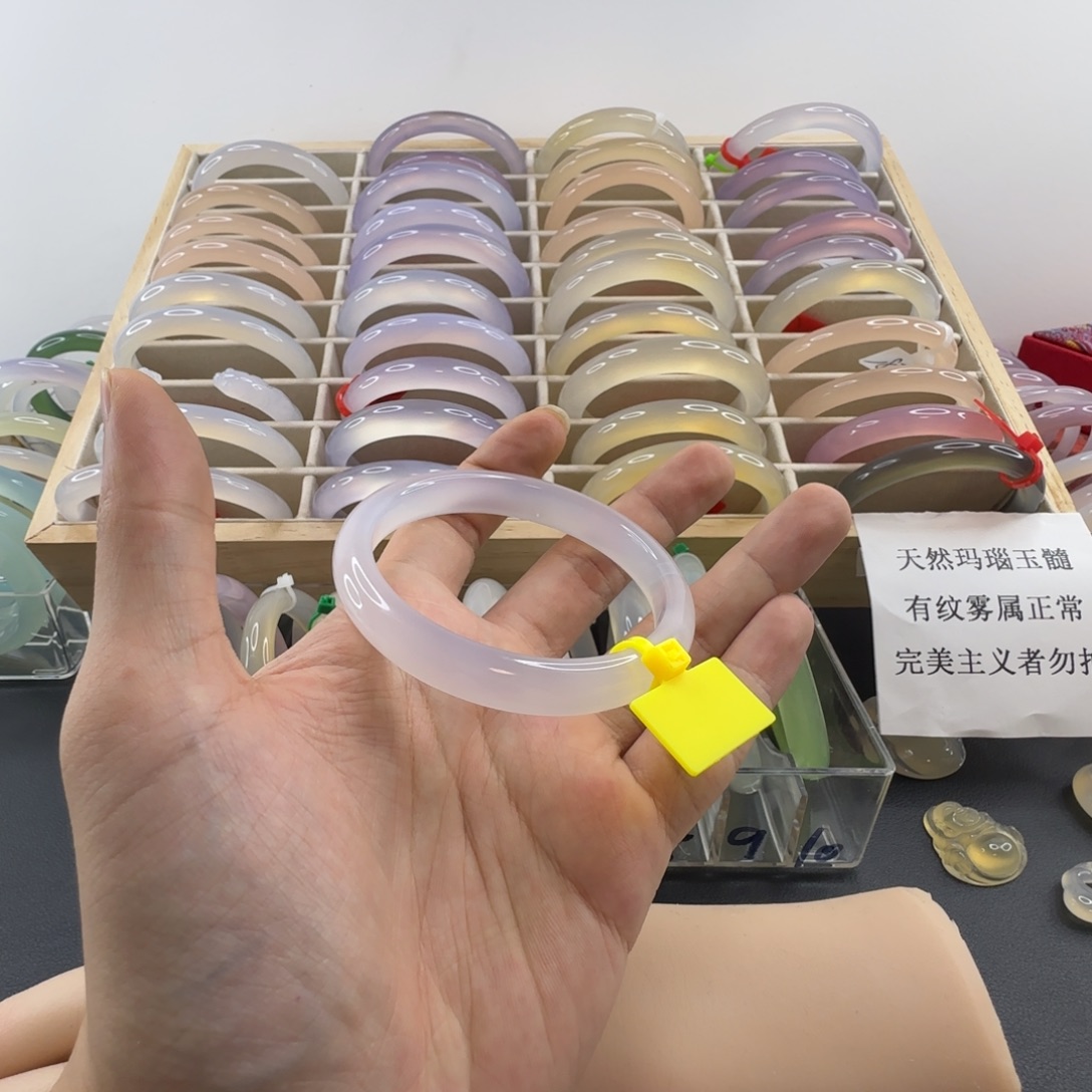 珏***℡玛瑙/玉髓未镶嵌手镯