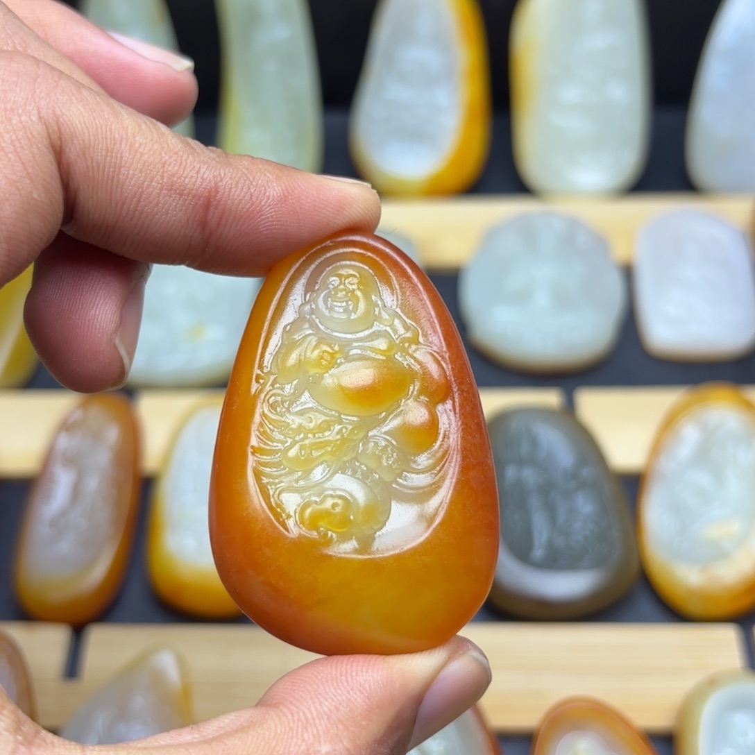 组***卫和田玉未镶嵌颈饰