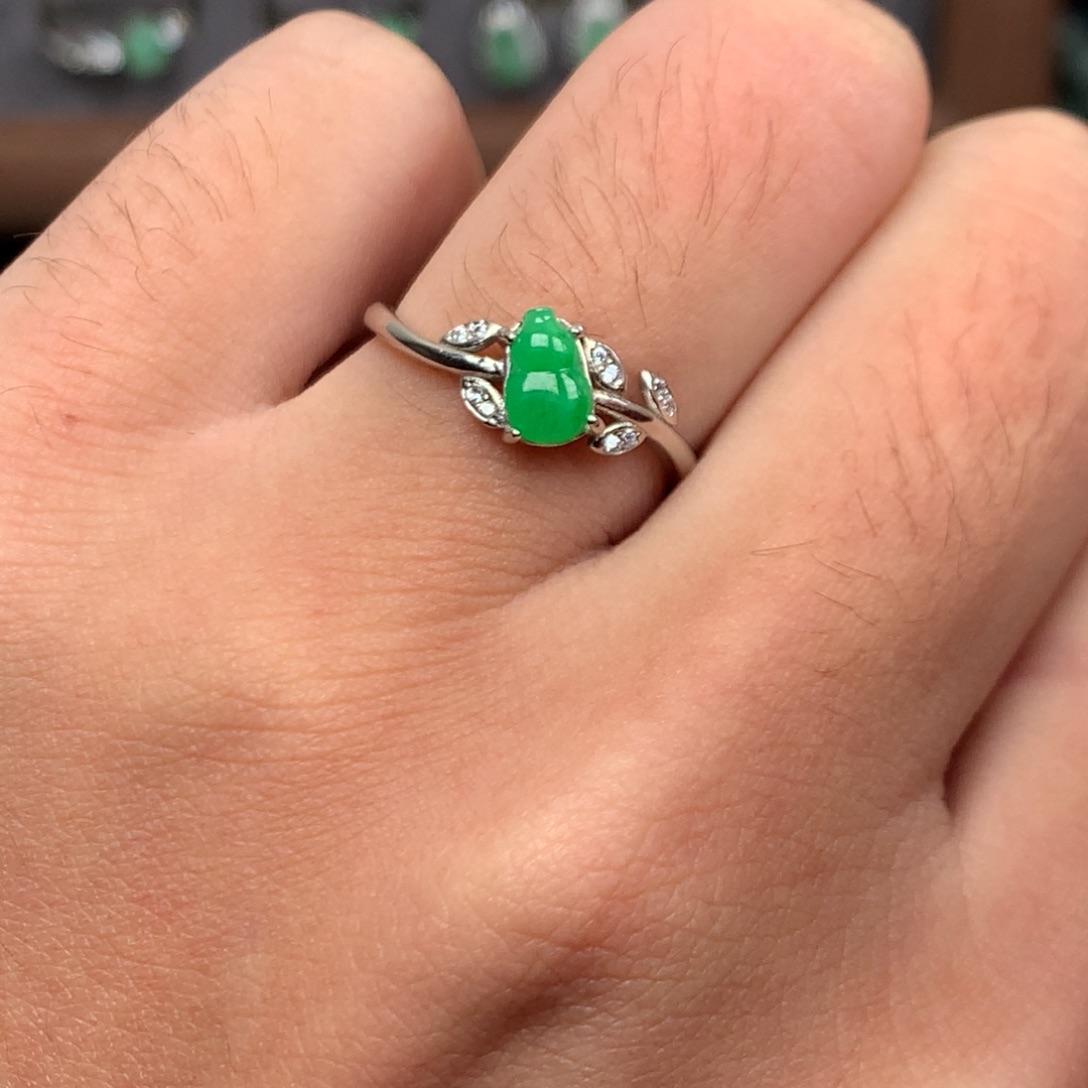 翡翠未镶嵌颈饰你是