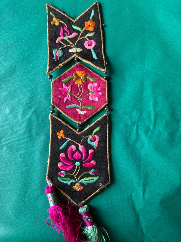 中国民族服饰老绣片