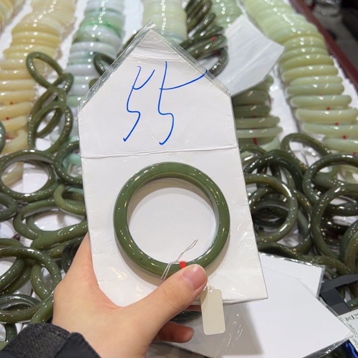 小****和田玉未镶嵌手镯