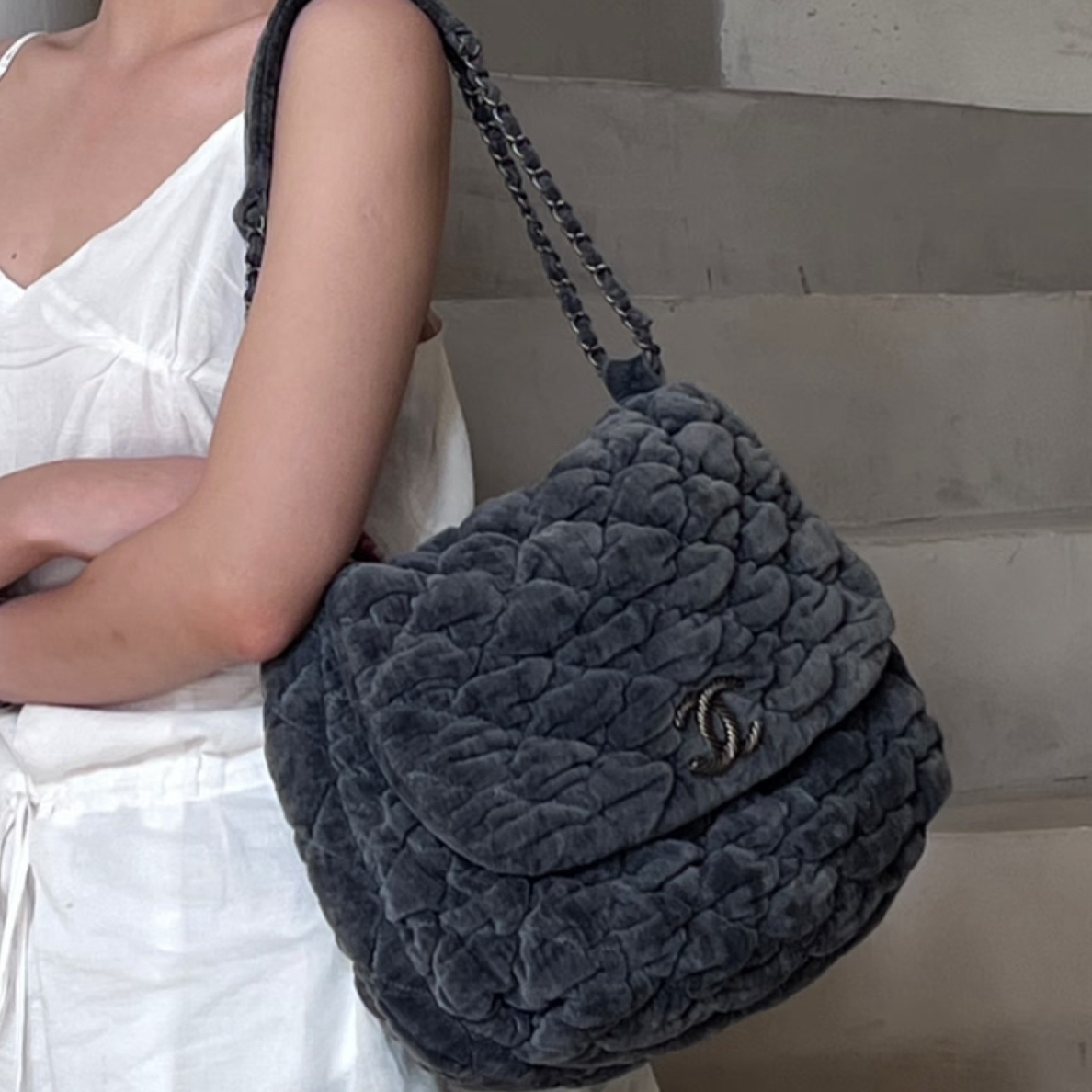 95新 Chanel/香奈儿 灰色丝绒麻花扣泡芙云朵机场包  12开 51189