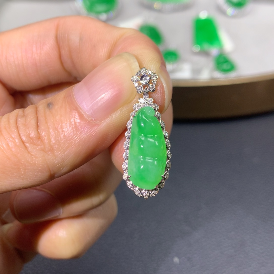 翡翠颈饰18K金镶嵌翡翠