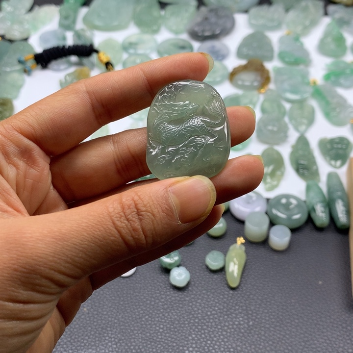 翡翠颈饰未镶嵌麒麟