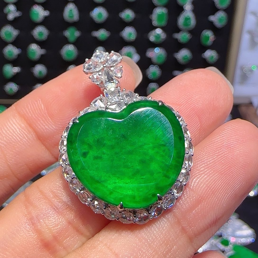 翡翠吊坠(不含链)18K金镶嵌爱心