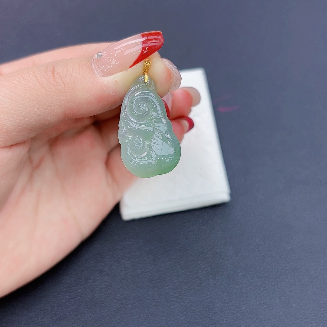 翡翠颈饰18K金镶嵌如意吊坠