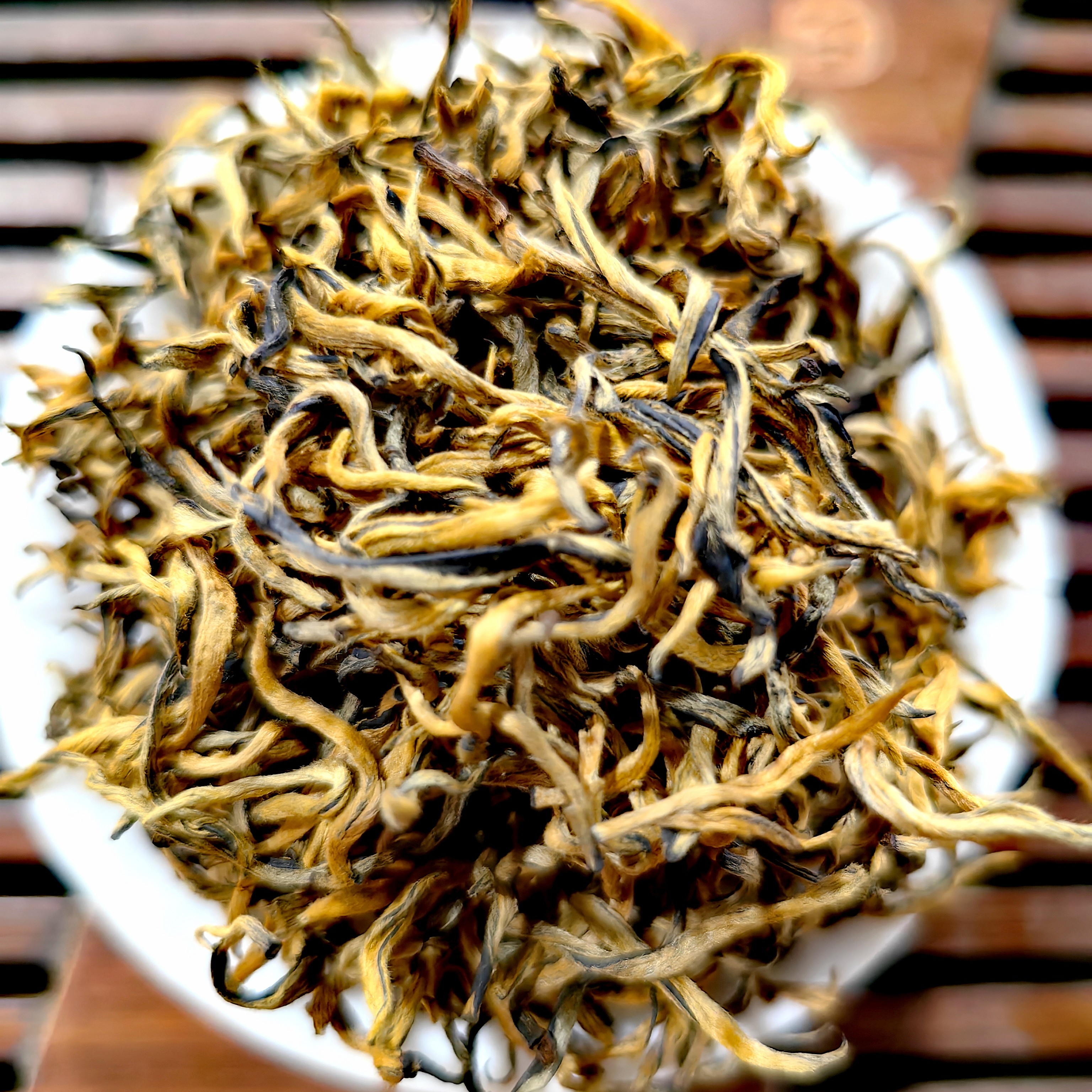 2025年古树金芽200克。汤色红润透亮。香气独特，有浓郁的花蜜香。