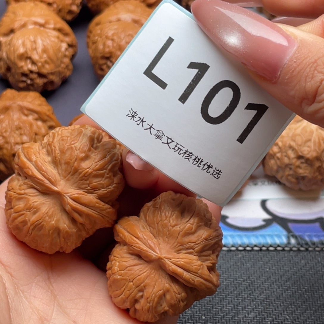 文玩核桃吊坠尺寸41。   101