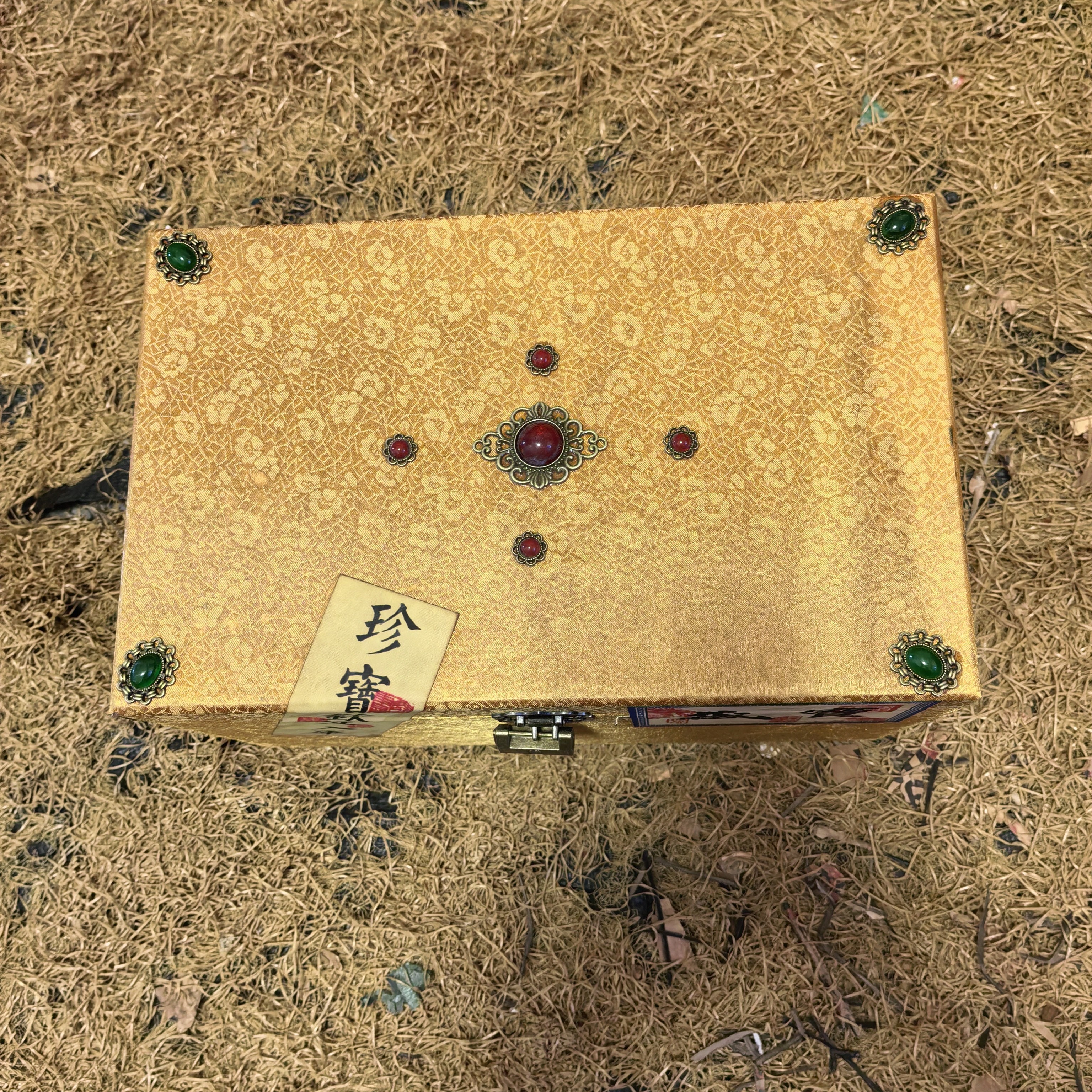 精品黄绫镶珠箱工艺品摆件