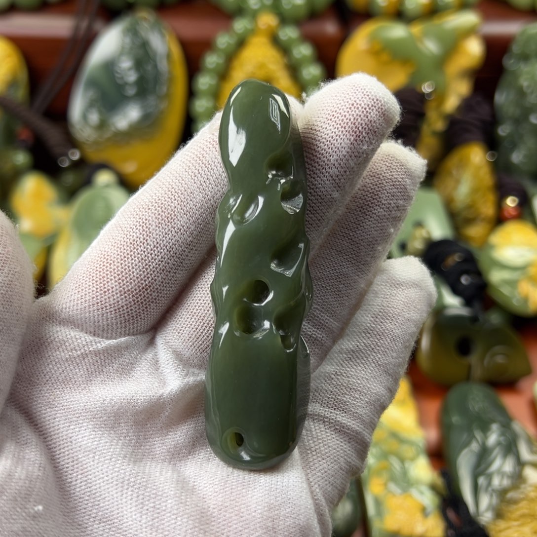 岫岩老玉（透闪石质玉）颈饰未镶嵌