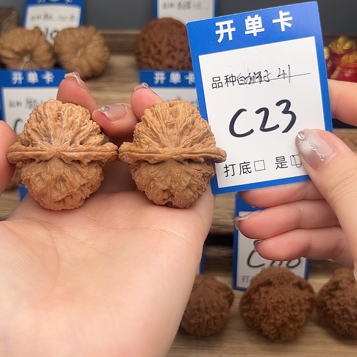 文玩核桃吊坠白狮子41