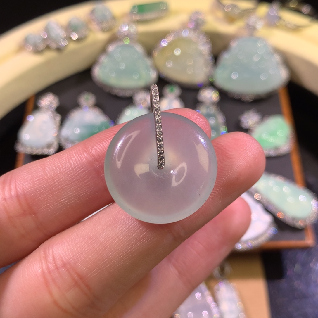 莫***.翡翠银S925镶嵌颈饰