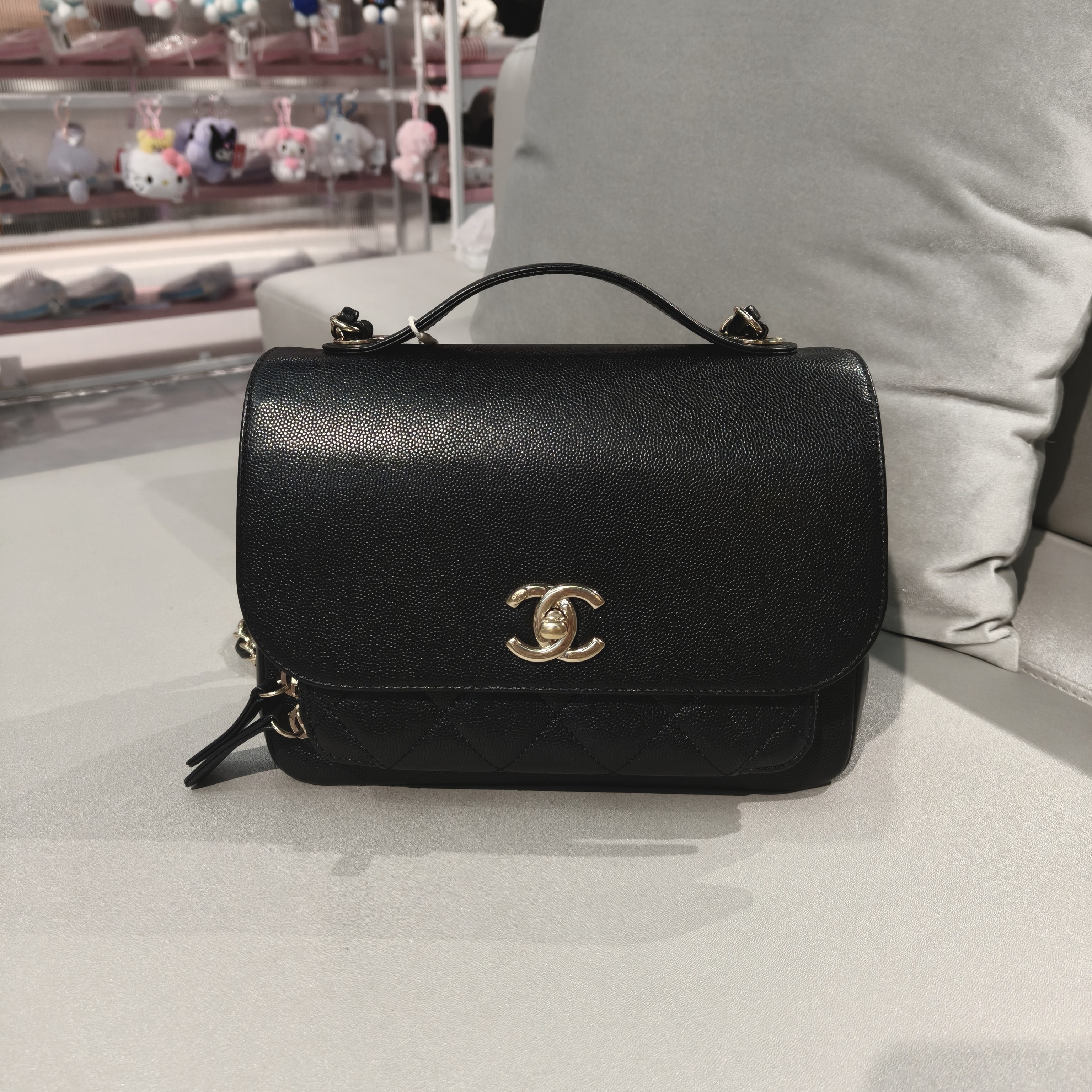 95新 Chanel/香奈儿 黑金牛皮中号邮差包斜挎包23开17年 23/17/8