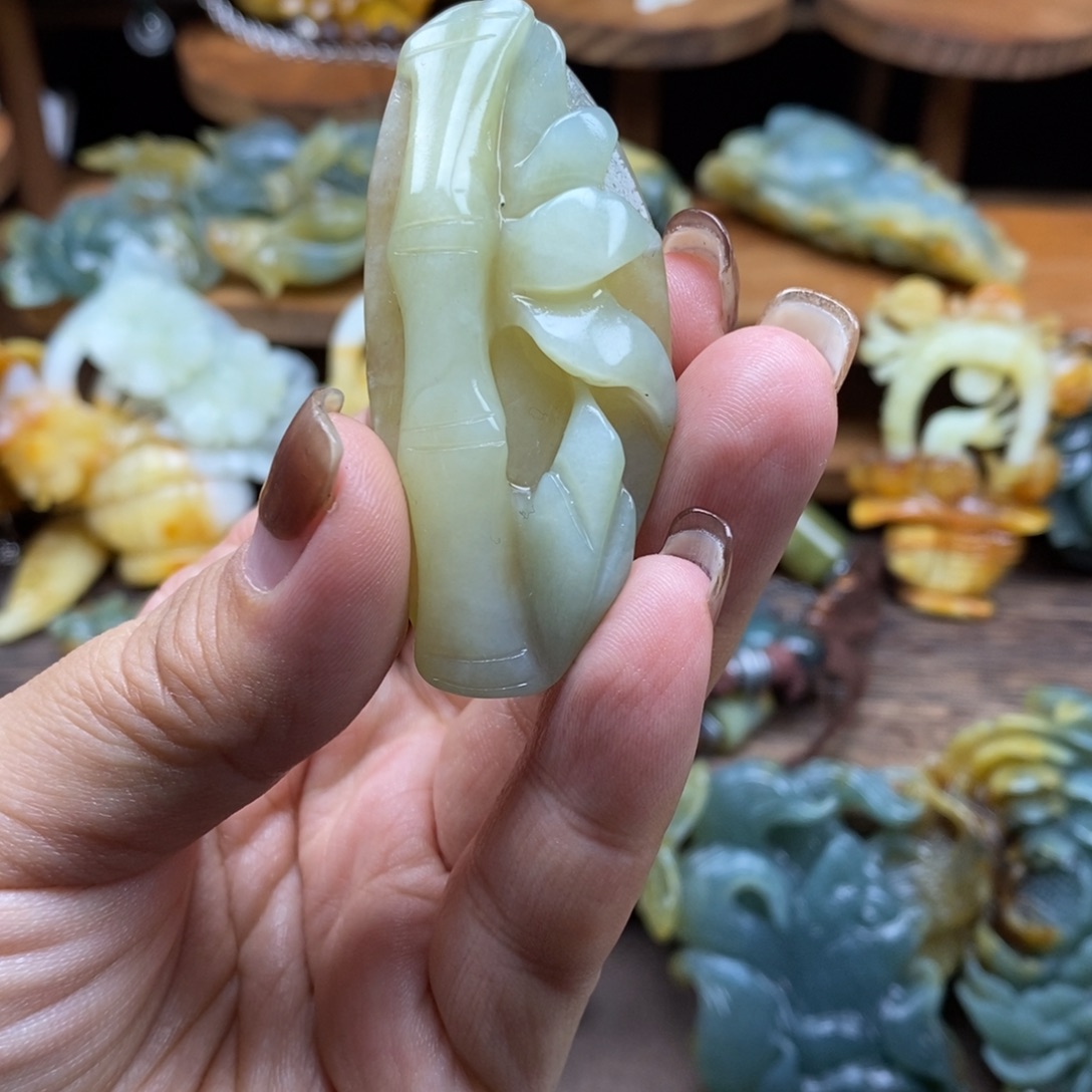 岫玉未镶嵌吊坠(赠链)