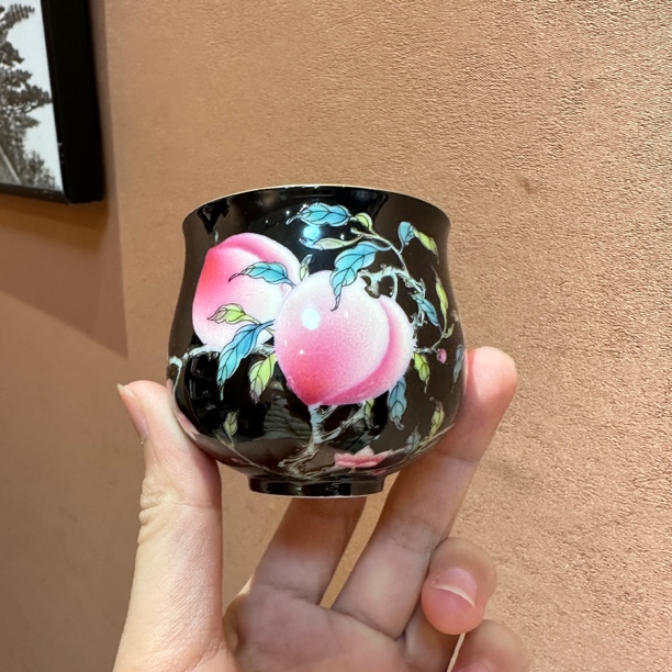 钟新春 黑地粉彩五桃小炉式杯