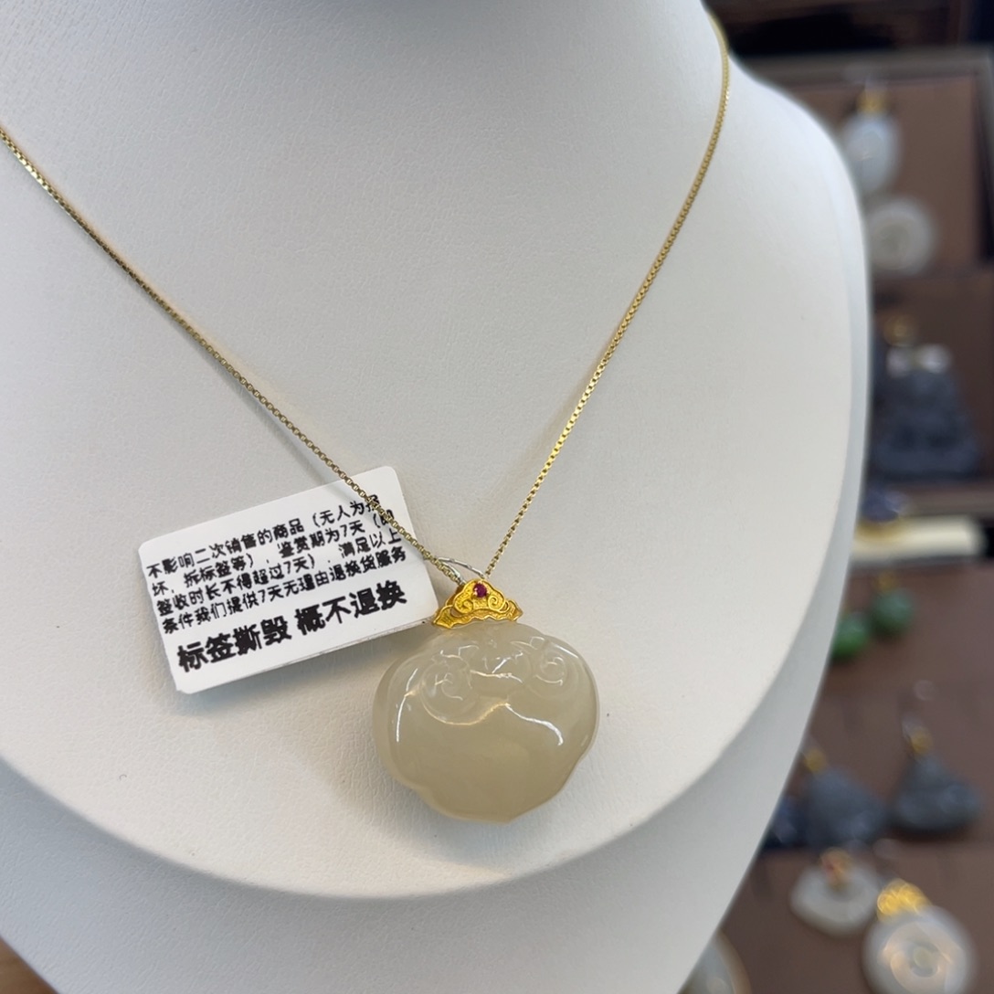 和田玉吊坠18K金镶嵌