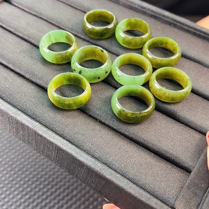 颈饰未镶嵌和田玉红皮大戒圈 发其一