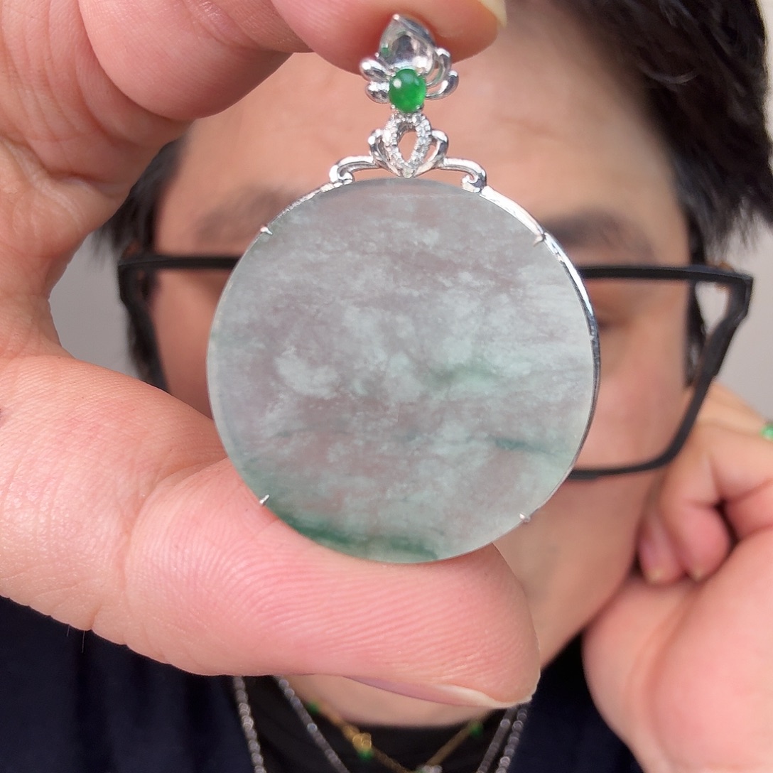 翡翠18K金镶嵌颈饰一件