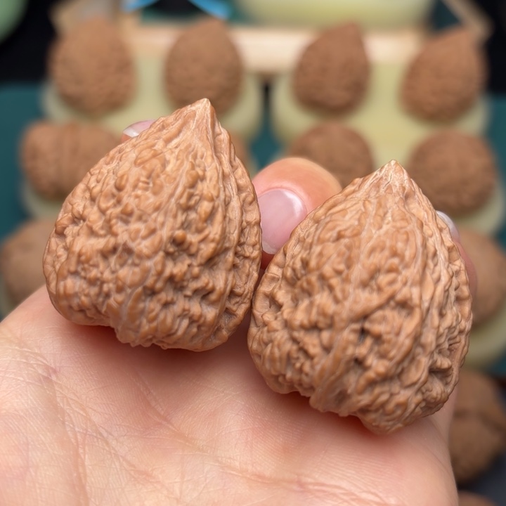 文玩核桃吊坠蚂蚁王金字塔