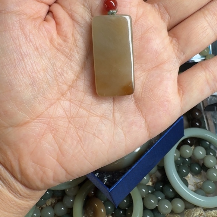 谢***三和田玉（糖玉）未镶嵌手镯