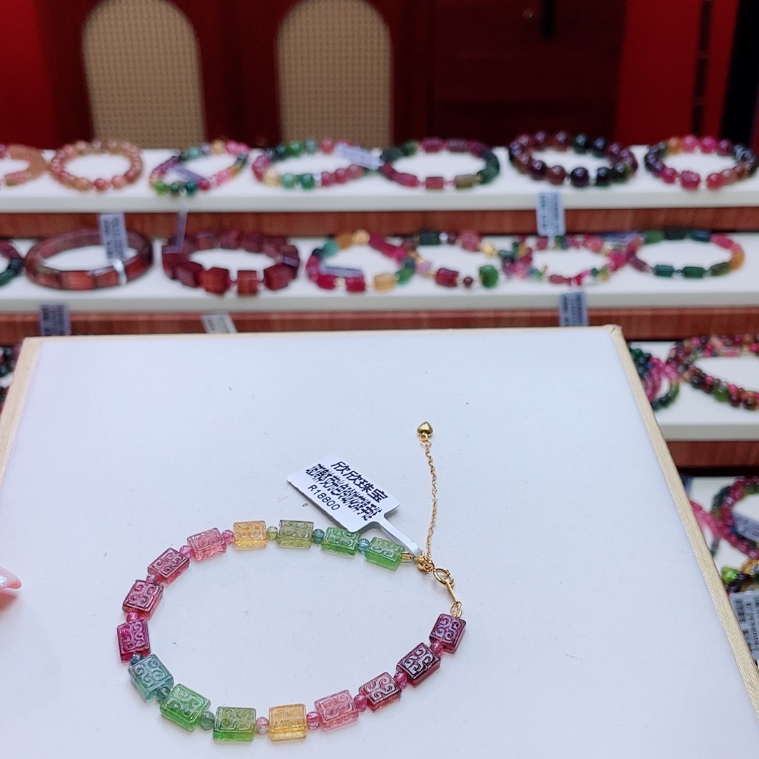 未镶嵌颈饰碧玺多样性发其一