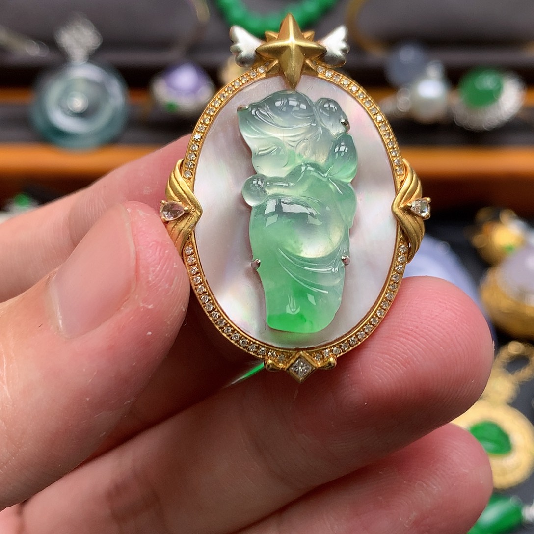 翡翠18K金镶嵌颈饰