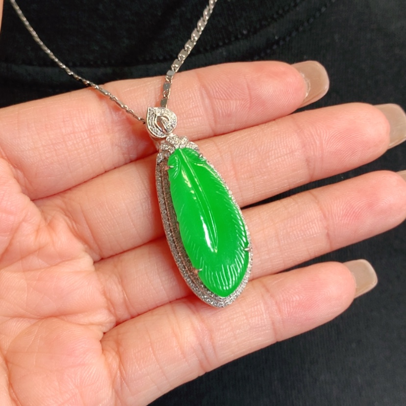 【闪购商品】颈饰18K金镶嵌翡翠羽毛