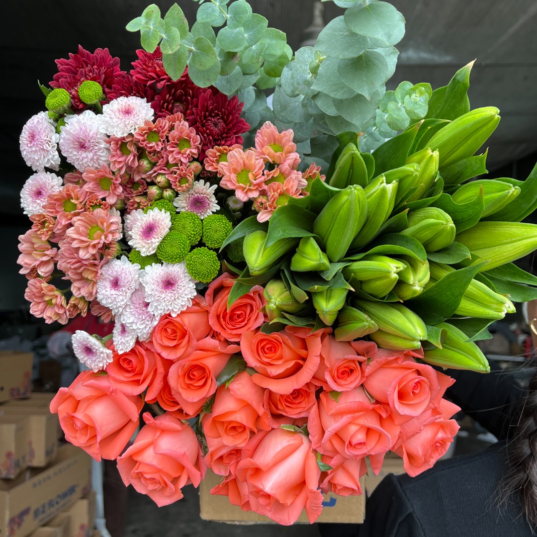 粉玫瑰+香水百合+多头小雏菊+配草5枝鲜花营养液