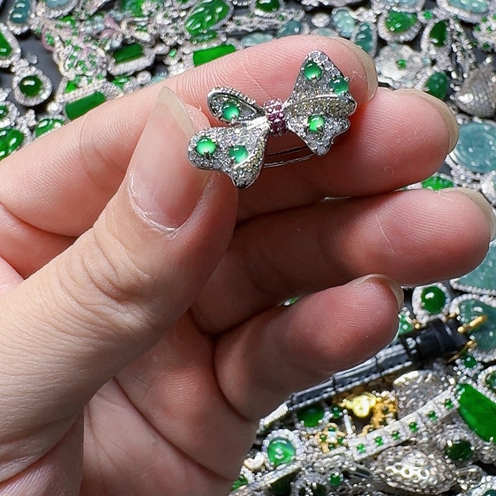 翡翠颈饰未镶嵌天然A货翡翠放漏