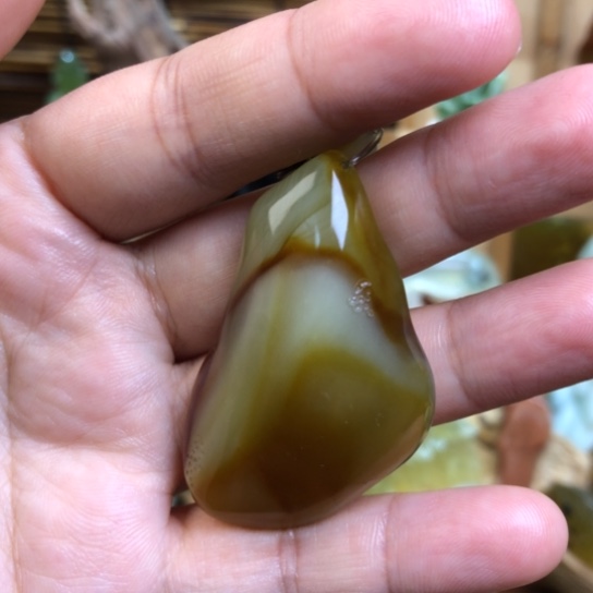 蛇纹石玉未镶嵌颈饰