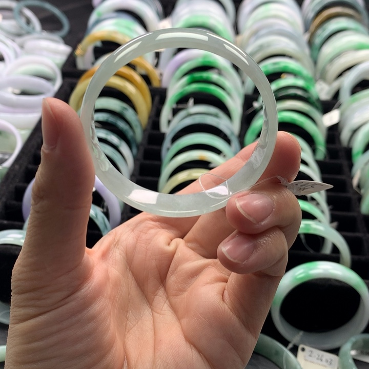 翡翠手镯未镶嵌翡翠