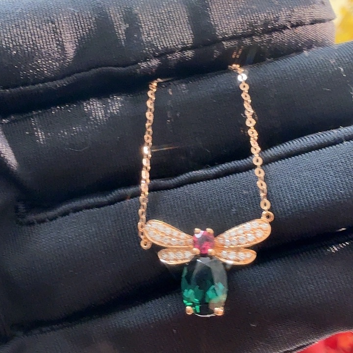 碧玺颈饰18K金镶嵌碧玺颈饰18K金镶嵌