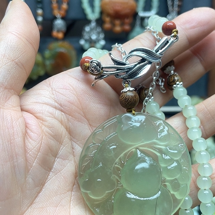 未镶嵌蛇纹石玉颈饰