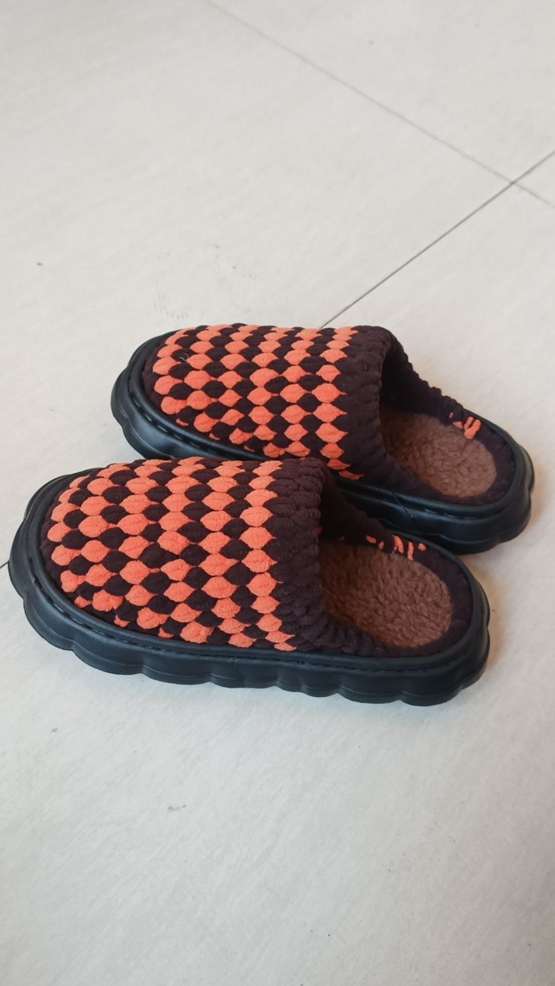 纯手工毛线拖鞋。