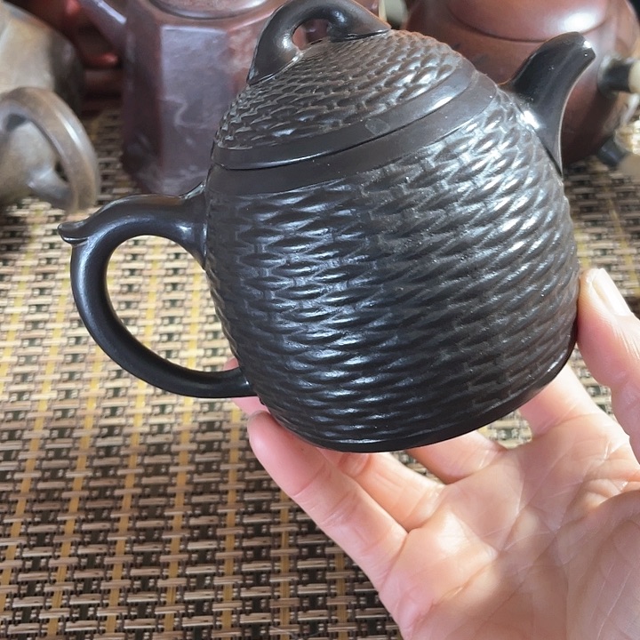 紫砂茶壶原矿泥料手工制作的紫砂壶。