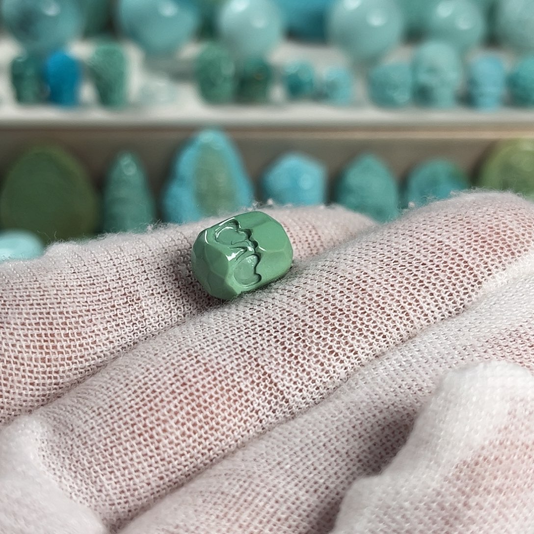 东***信绿松石未镶嵌珠宝奇石