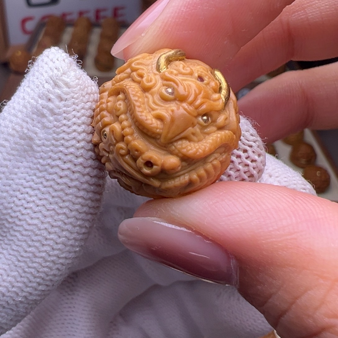 把件猴头核桃镶嵌款迦楼罗全品有正常封口线