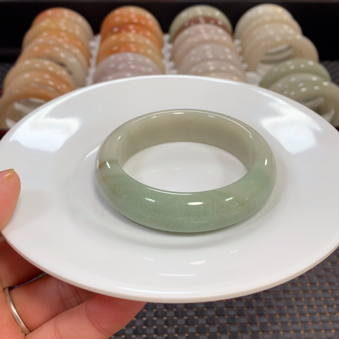 石英质玉（佘太翠）未镶嵌手镯漏56豆绿半山水3号