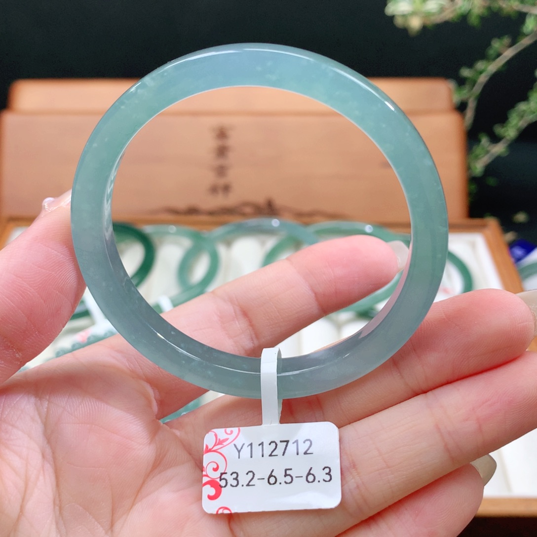 翡翠手镯未镶嵌天然