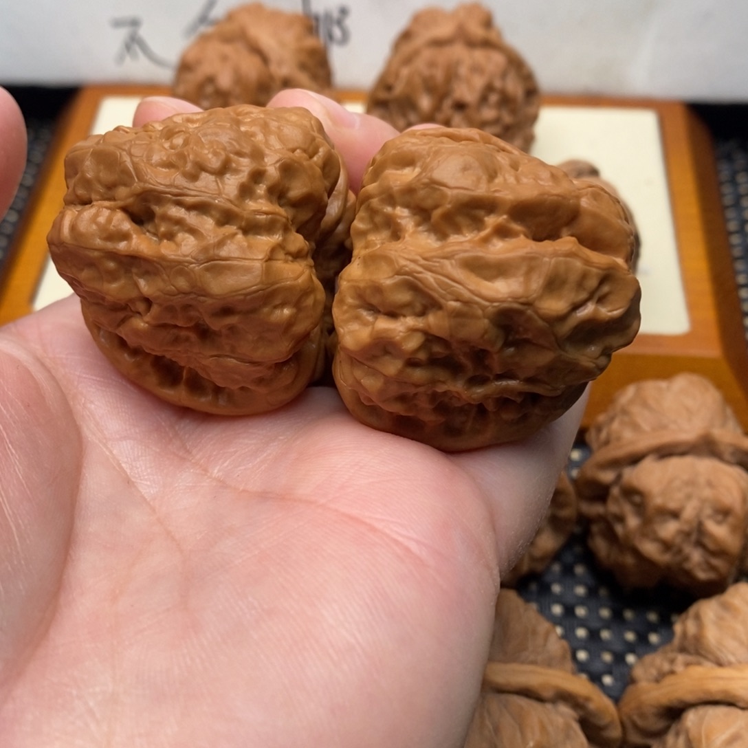 ￴***Q文玩核桃边38左右